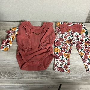Baby girl 9 month boutique mauve floral leggings/onesie/bow set w/bow on butt